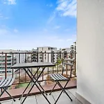 Stylish Studio With King Bed, Balcony And Full Kitchen