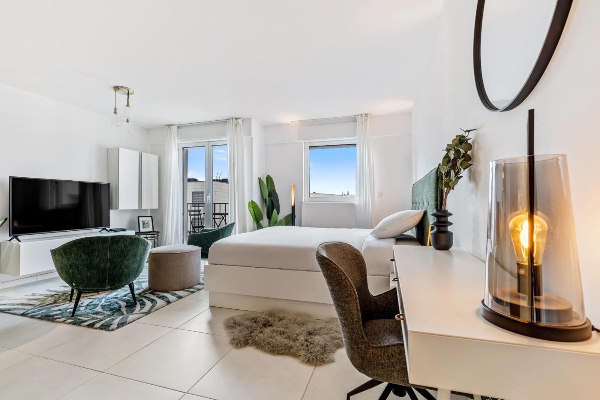 Stylish With King Bed, Balcony And Full Kitchen
