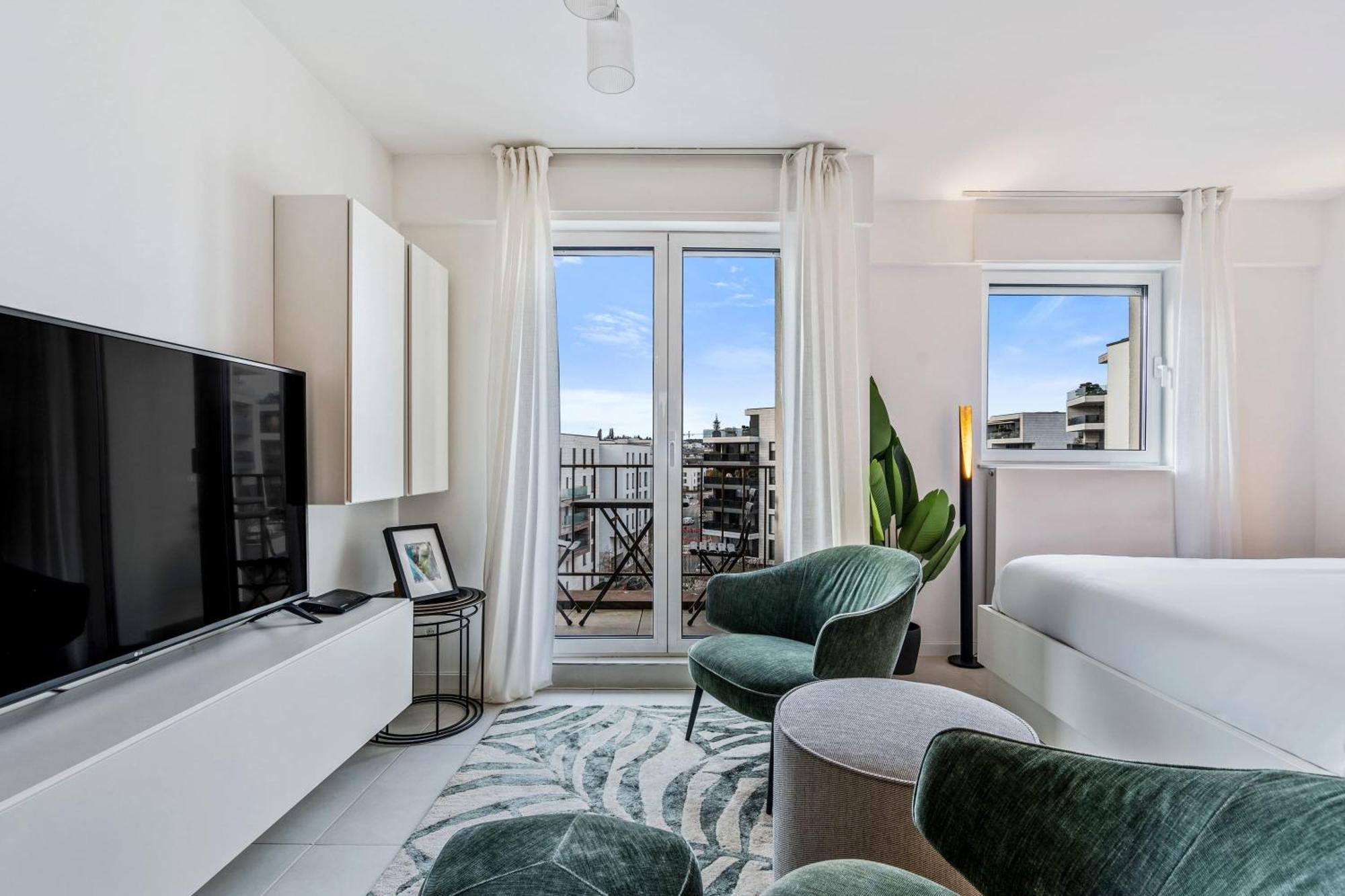 Stylish With King Bed, Balcony And Full Kitchen Appartement *