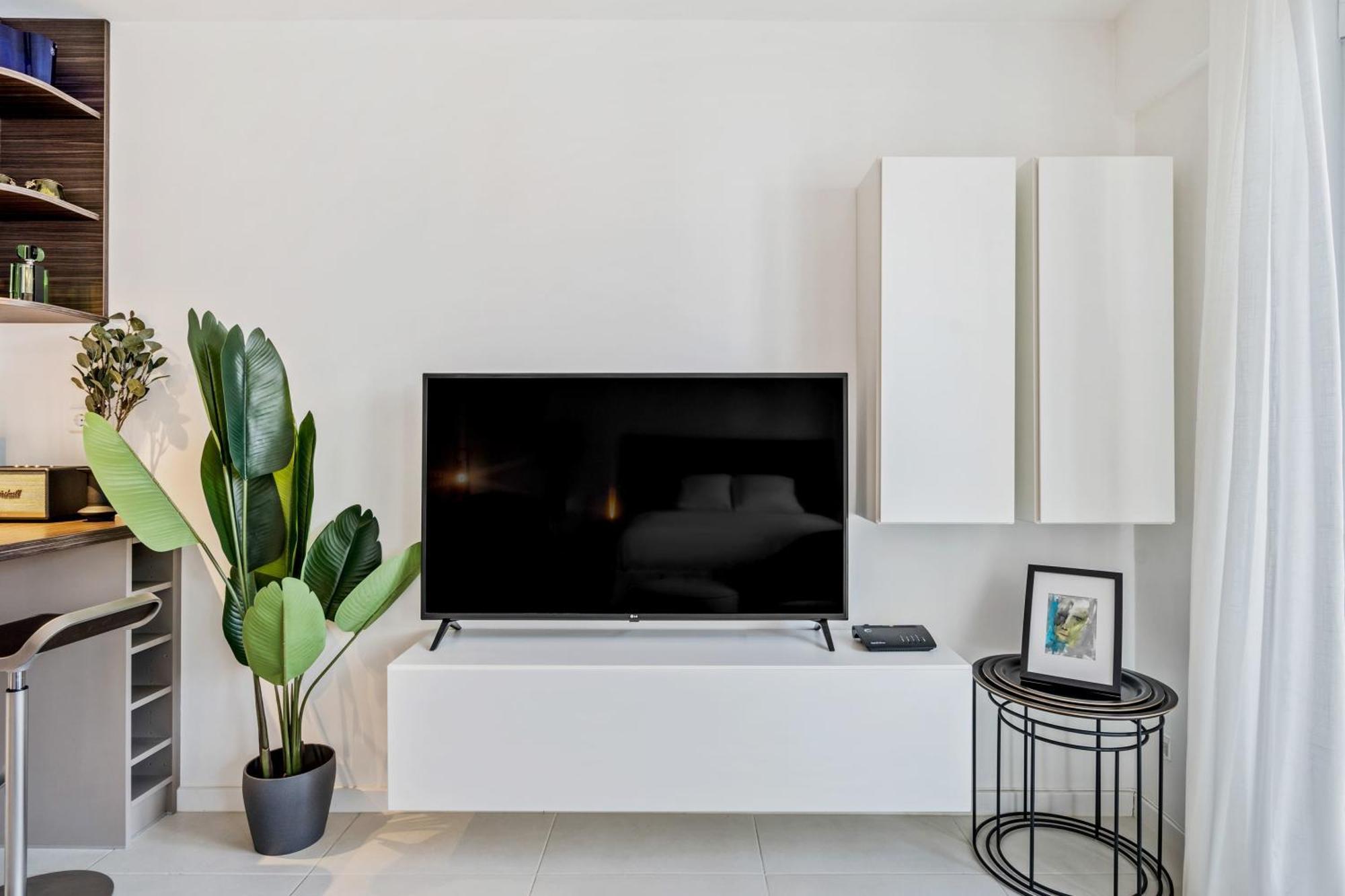 Stylish With King Bed, Balcony And Full Kitchen Appartement