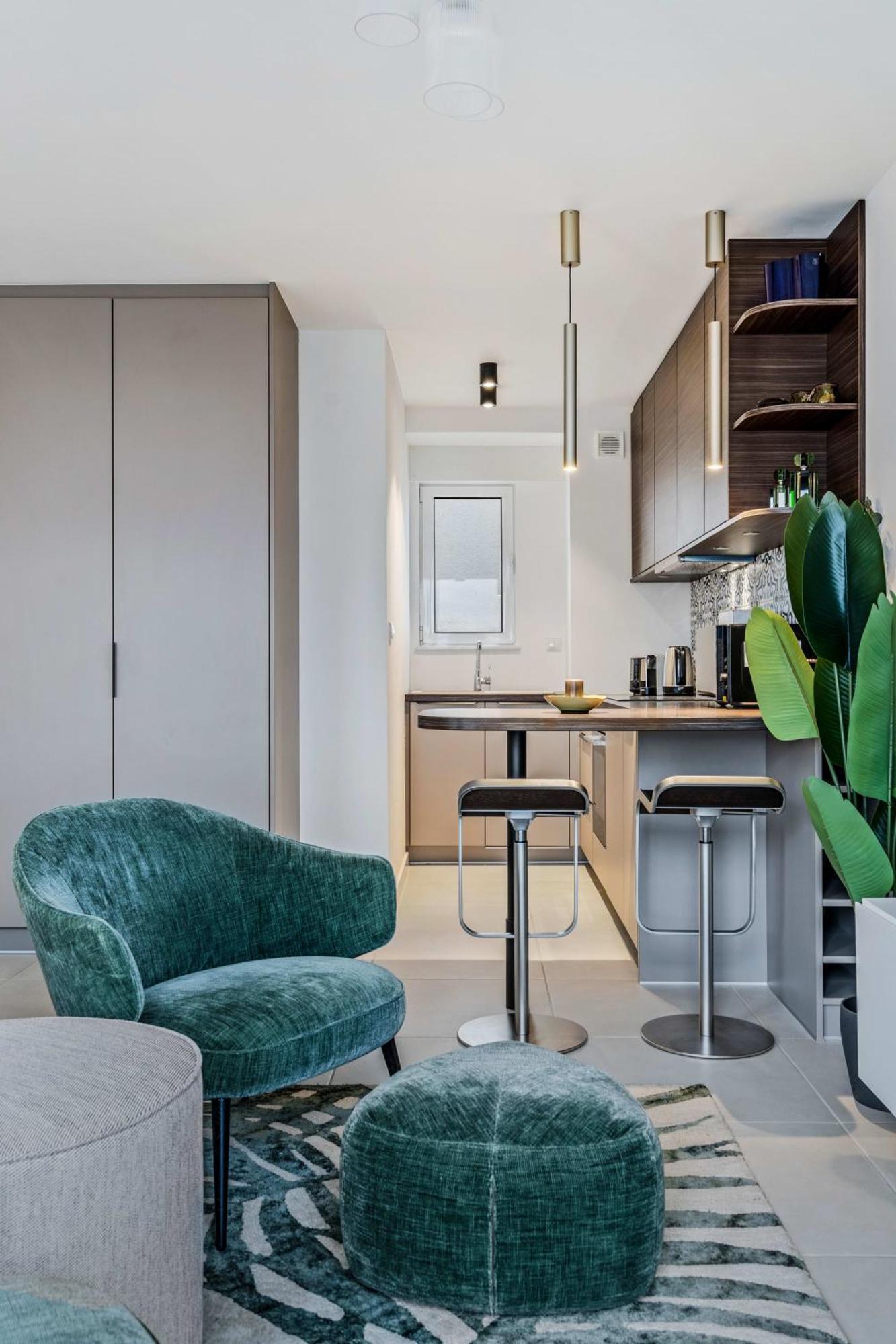 Stylish With King Bed, Balcony And Full Kitchen Appartement