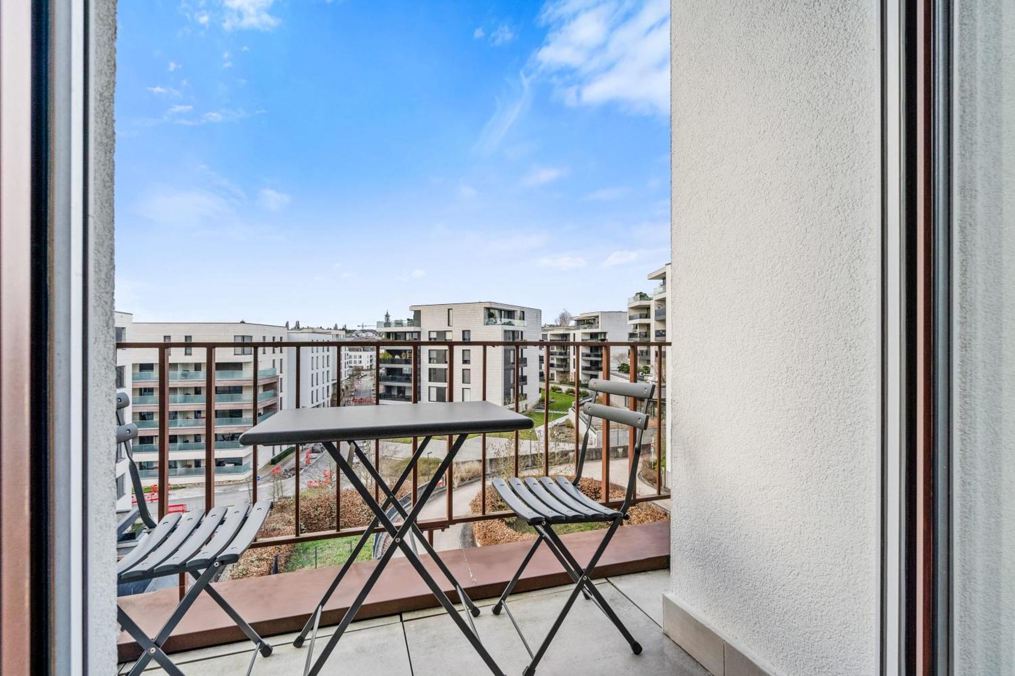 Stylish With King Bed, Balcony And Full Kitchen Luxemburg