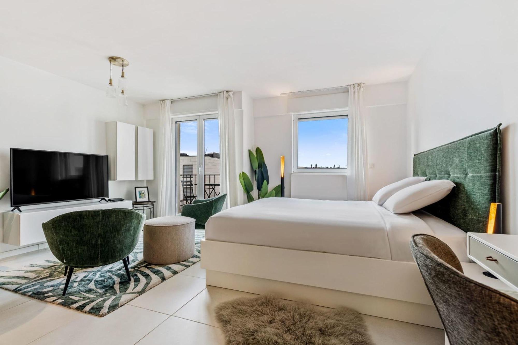 Stylish With King Bed, Balcony And Full Kitchen Appartement *