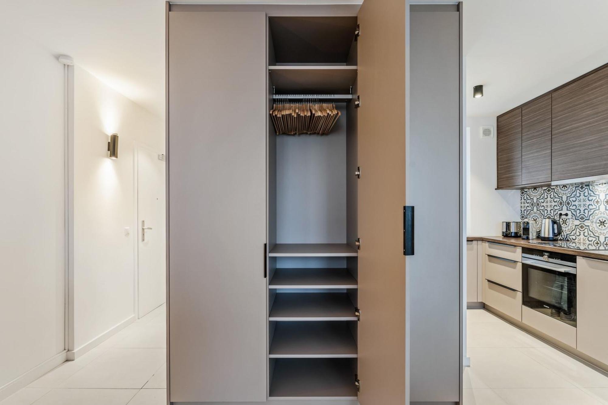Stylish With King Bed, Balcony And Full Kitchen Luxemburg